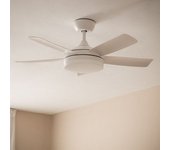 Ventilador De Techo Silencioso Patroclo Blanco 106cm Motor Dc Controlador De Pared + Mando Con Luz