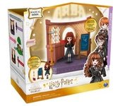 HARRY POTTER -WIZARDING WORLD- HARRY POTTER MAGICAL MINIS - Set Aula de Encantamientos con 1 muñeca Hermione Granger Exclusiva 8 cm y 3 Accesorios - 6061846 - Juguetes Niños 5 Años +, Muñecos