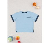 Camiseta azul pastel con detalles denim para niño