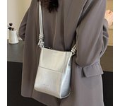 Bolso pequeño para teléfono móvil para mujer, bolso bandolera plateado exquisito, sencillo, ligero y de gran sentido del verano 2024 plata