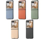 Funda de teléfono de cuero PU liso con patrón de fibra de carbono para Motorola Razr 50 Ultra Mooto Razr40, funda protectora anticaídas de color sólido Moto Razr 50 negro