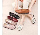 Zapatos de mamá de suela suave hueca, sandalias cómodas de verano, zapatos de suela plana para mujer, zapatos de cuero con agujeros, zapatos de mediana y tercera edad 35