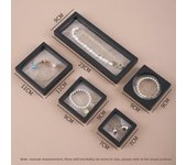 Caja transparente para exhibición y almacenamiento de joyas con película antioxidante para pulseras y abalorios.