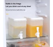 Refrigerador grande, hervidor de agua fría con grifo, botella de limonada, vajilla, hervidor, dispensador de bebidas, cubo de agua fría, cocina blanco