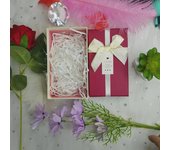 Juego de caja de regalo con llavero y colgante de muñeca de dibujos animados para boutique y supermercado.