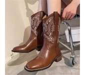 Botas vaqueras estilo western retro de media pantorrilla para mujer, botas de moto con punta cuadrada bordada y tacón grueso, diseño moderno, color marrón, para otoño 35