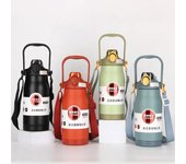 Botella térmica portátil de acero inoxidable de 680 ml/1000 ml/1300 ml, botella térmica de gran capacidad con vaso, taza deportiva, nueva 680ML negro