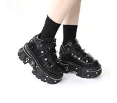 Nuevos zapatos de mujer estilo punk con cordones y tacón de plataforma de 6 cm de altura, botas de tobillo góticas de rock para mujer, zapatillas de deporte para mujer con decoración de metal 42