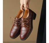 Krazing Pot Zapatos de tacón medio grueso con punta redonda de piel de vaca para primavera, zapatos brogues de talla grande 43 con decoración tallada para mujer 34 negro