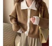 Chaqueta tipo cárdigan de punto suelto de manga larga con cuello tipo polo de color contrastante y moda coreana para mujer otoño e invierno 2024 One size beige
