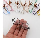Práctico tipo muñeca de varios colores, utiliza gafas redondas con buena calidad 0 color rosa