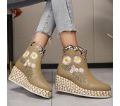 Botines de invierno 2024 para mujer, diseño retro bordado, tacón de cuña, botas de moda, suela gruesa, combinables con todo, punta puntiaguda. 36 caqui