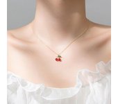 Collar con colgante de cereza pequeña con diamantes rojos incrustados de moda para mujer blanco