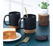 Taza de café negra mate de 350 ml con mango de agarre Fondo de corcho Tapa desmontable a prueba de polvo Taza de agua de leche de té de cerámica resistente al calor Regalo de cumpleaños blanco
