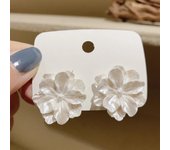 Pendientes con pasador de flor blanca para mujer, aretes acrílicos doblados laterales encantadores y florales para niñas, joyería para las orejas de estilo japonés 2023
