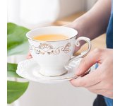 Taza y plato de café dorados de lujo de la corte británica, juego de dos piezas de Taza de cerámica, taza de agua, taza de té de flores, taza para leche