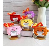 Muñeco de peluche de contenedor de basura tejido a crochet, regalo de apoyo emocional, bote de basura tejido a crochet hecho a mano, bote de basura en llamas, muñeco de punto, decoración divertida para escritorio púrpura