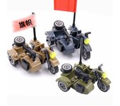 Escena militar de muñecas con motocicleta de tres ruedas multicolor ensamblada en serie.