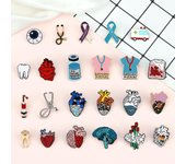 Broche de esmalte médico de 30 estilos con forma de corazón, estetoscopio, para enfermeras, médicos, mochilas, solapas, regalos de joyería. CHINA