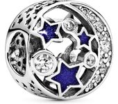 Charm de plata con forma de luna y estrella con circonitas cúbicas transparentes y esmalte azul.