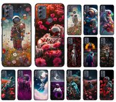 Funda de teléfono con astronautas en el campo de flores para Moto G84 G22 G32 G42 G52 G62 G53 G72 G60 G60S G24 G10 G20 G30 G13 G50 G 5G G Pure Moto G53
