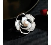 Nuevos accesorios de abrigo de otoño e invierno para mujer, broche de camelia hueca tridimensional con incrustaciones de circonita y concha de madre natural de perla de agua dulce oro