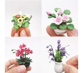 Mini casa de muñecas en miniatura con planta verde y flores en maceta, accesorio de jardín color rosa