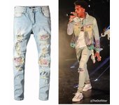 Moda europea/americana masculina 2024: Vaqueros desgastados de lavado claro, ajustados, con parches de grafiti y ajuste elástico. 33 azul claro