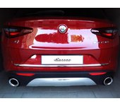 Alfa Romeo Tonale - Embellecedor cromado del maletero - Detalle del portón trasero - Detalle trasero del coche premium - Portón trasero potenciador de brillo