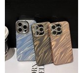 La lujosa funda con textura de onda de agua brillante está disponible para iPhone 16, 15 Pro Max, 14, 13, 12 Pro y 11. Fundas con protección contra caídas con todo incluido. iPhone 15 Pro Max blanco