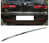 Embellecedor cromado del maletero de Alfa Romeo 156 SW - Detalles del portón trasero - Detalle de la parte trasera del coche premium - Ajuste del portón trasero para mejorar el brillo