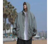 Chaqueta ligera de verano con capucha y protección UV para hombre: moderna, transpirable y holgada. L gris oscuro
