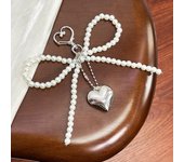 Delicado llavero de cuentas hecho a mano con forma de lazo, llavero con forma de corazón, adorno de perlas para bolsos y teléfonos blanco