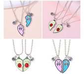 2 colgantes de aguacate con forma de corazón, ideal como regalo para mejores amigos. 64