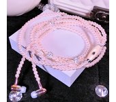 Los auriculares estéreo del collar de perlas de la joyería con el auricular interno del micrófono 3.5m m ató con alambre las auriculares blanco