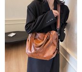 Bolso de mano retro europeo y americano, otoño e invierno 2024, nueva moda, personalidad simple, gran capacidad, bolso de hombro para desplazamientos de ocio negro
