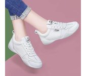 Zapatos blancos de mujer Zapatillas de deporte con superficie de cuero Zapatos de mujer planos casuales al aire libre Zapatillas de deporte ligeras de fondo suave de moda Zapatos de mujer con cordones 35