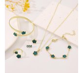 Conjunto de joyas con flores de la suerte: Pulsera, pendientes, collar y anillo de trébol de cinco hojas para mujer. color rosa