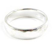Alianza de boda de medio anillo de plata martillada 52