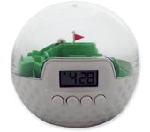 Reloj jugando pelota de golf con curso.