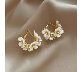 Pendientes de flores blancas con conchas con incrustaciones de diamantes de Niche Design oro