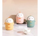 Mini bote de basura de escritorio con tapa, bote de basura portátil con bonitos dibujos animados, organizador para dormitorio, oficina, coche, bote de basura pequeño, almacenamiento de papelería amarillo