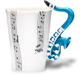 Taza blanca con partituras musicales y asa de saxofón de cerámica