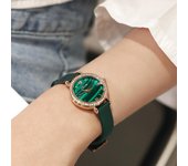 Nuevo reloj de mujer retro con diamantes, pequeño reloj verde, moderno y ligero, reloj con correa de lujo para mujer.
