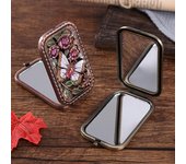 Espejo de viaje retro plegable estilo europeo hueco multiestilo maquillaje diario rectangular espejo cosmético compacto de doble cara uso de viaje C