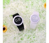 Reloj de pulsera Diseño cuadrado elegante Cómoda correa de silicona Pantalla grande LED Lectura clara Reloj de tiempo preciso amarillo