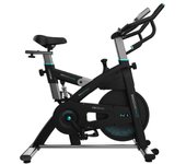 Bicicleta indoor de spinning con volante de inercia de 24 kg. app. pulsómetro. pantalla lcd. soporte para dispositivos y botella. ruedas de transporte. sillín ajustable vertical y horizontalmente.