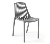 Silla de jardín de plástico gris con diseño perforado