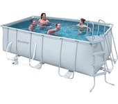 Piscina sobre el suelo con estructura de acero rectangular
