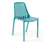 Silla de jardín de plástico azul con diseño perforado